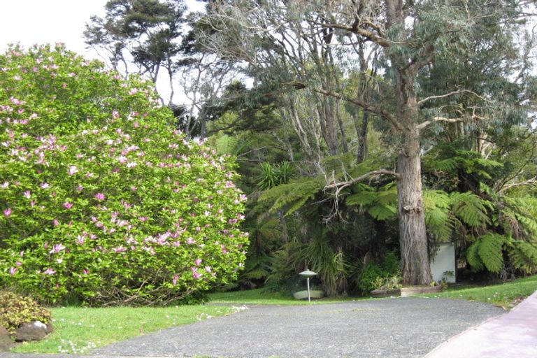 Photo of property in 23 Atarua Gardens, Waiatarua, Auckland, 0604