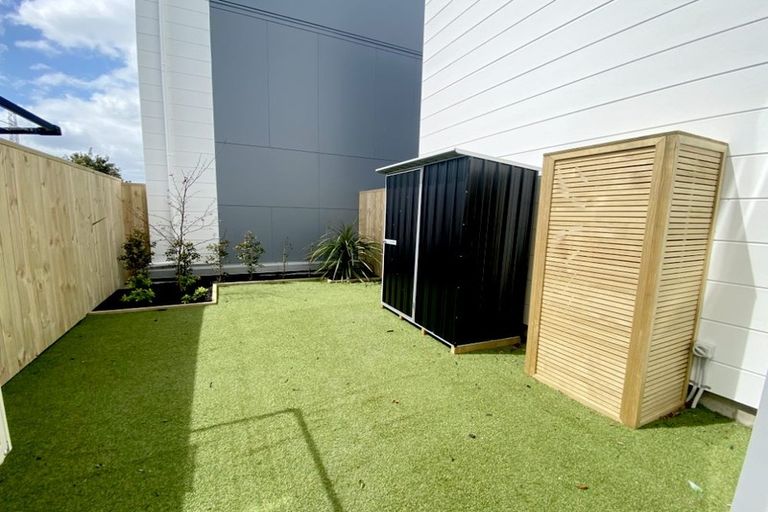 Photo of property in 2/7 Flanshaw Road, Te Atatu South, Auckland, 0610