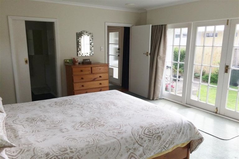 Photo of property in 51 Pukatea Street, Eastbourne, Lower Hutt, 5013