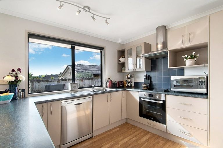 Photo of property in 14 Fairford Avenue, Henderson, Auckland, 0612
