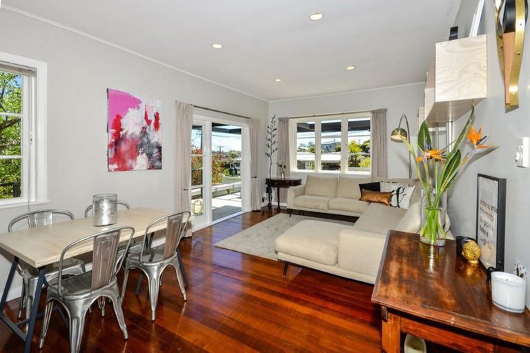 Photo of property in 1/2 Varlene Terrace, Forrest Hill, Auckland, 0620