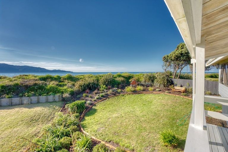 Photo of property in 15 Waiheke Street, Waikanae Beach, Waikanae, 5036