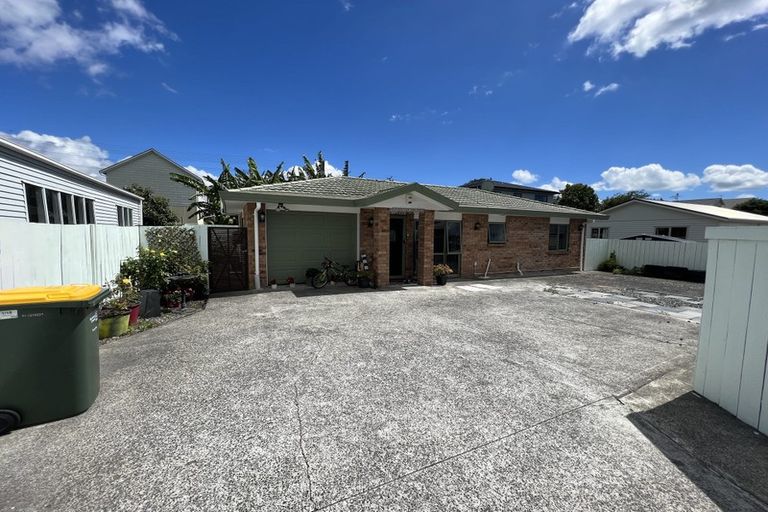 Photo of property in 18 Patts Avenue, Glendene, Auckland, 0602