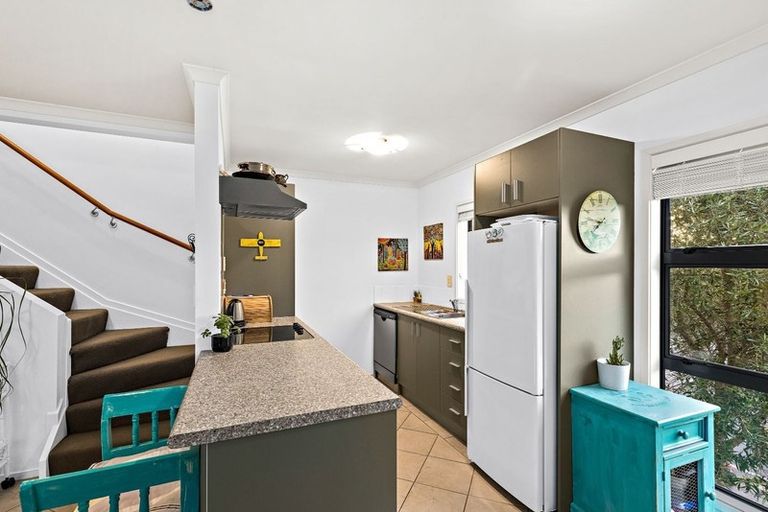 Photo of property in 40 Verdale Circle, Glen Eden, Auckland, 0602