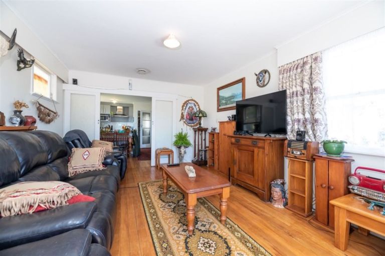 Photo of property in 5 Griffiths Place, Te Atatu South, Auckland, 0610
