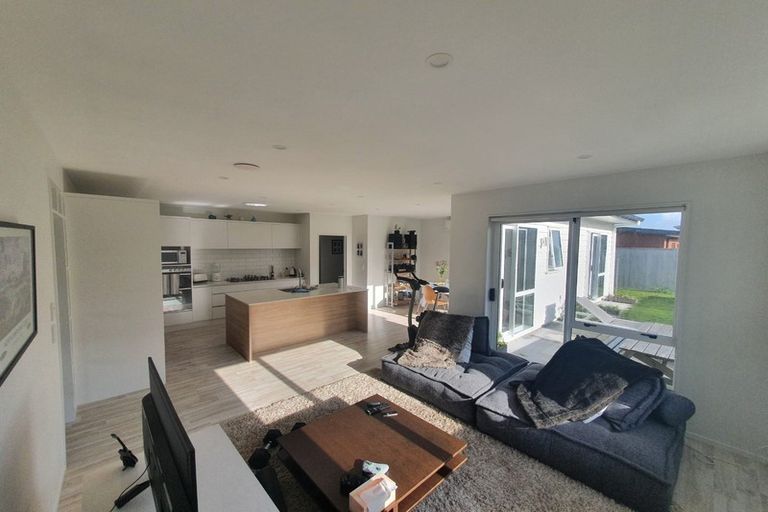 Photo of property in 23 Waituarua Drive, Takanini, 2112