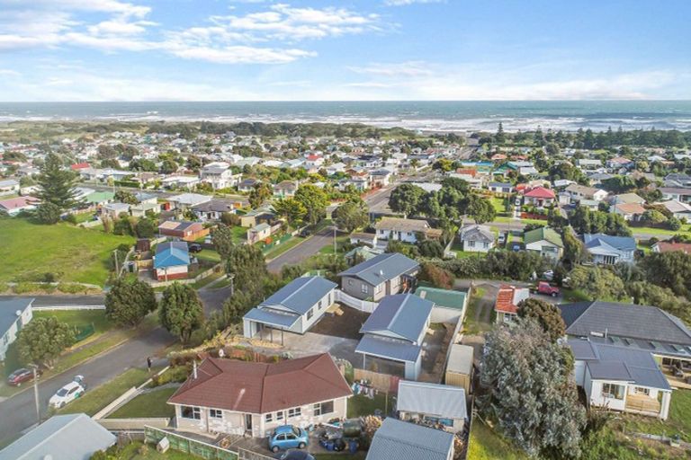 Photo of property in 43 Rangiora Street, Castlecliff, Whanganui, 4501