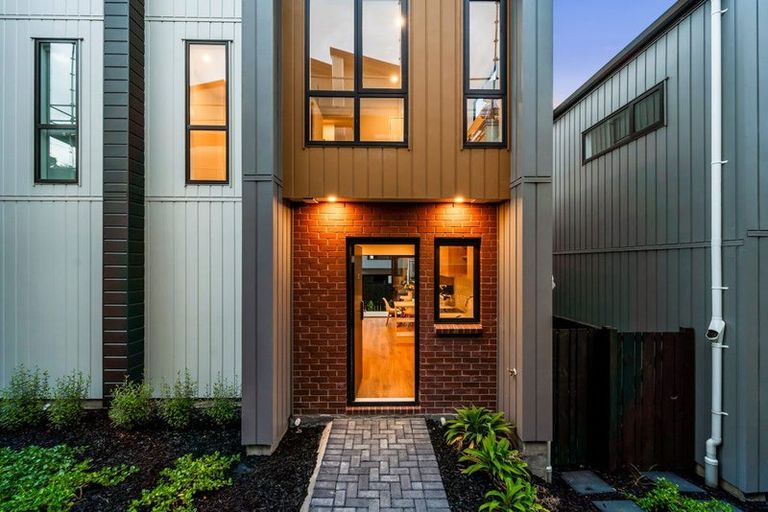 Photo of property in 10 Don Oliver Lane, Glen Eden, 0602