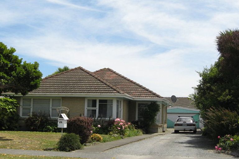 Photo of property in 25 Tenby Place, Avondale, Christchurch, 8061