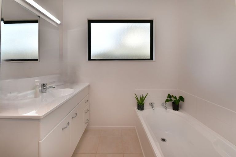 Photo of property in 1/12 Sundown Avenue, Manly, Whangaparaoa, 0930