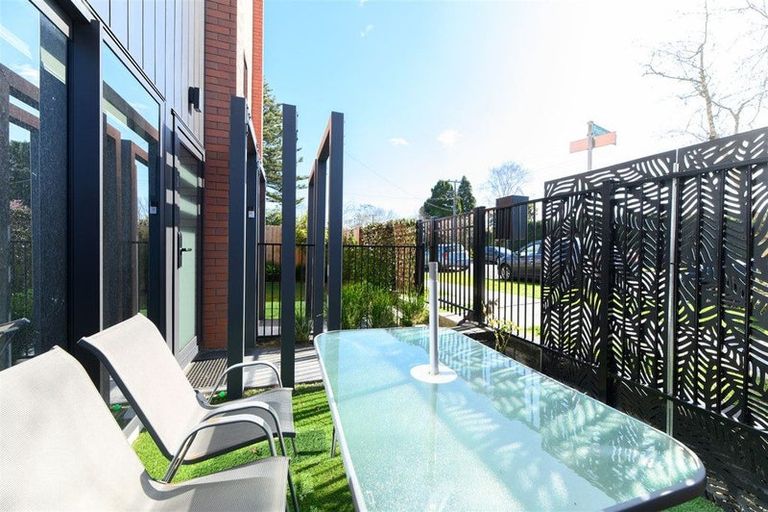 Photo of property in 2/10 Yeovil Road, Te Atatu Peninsula, Auckland, 0610