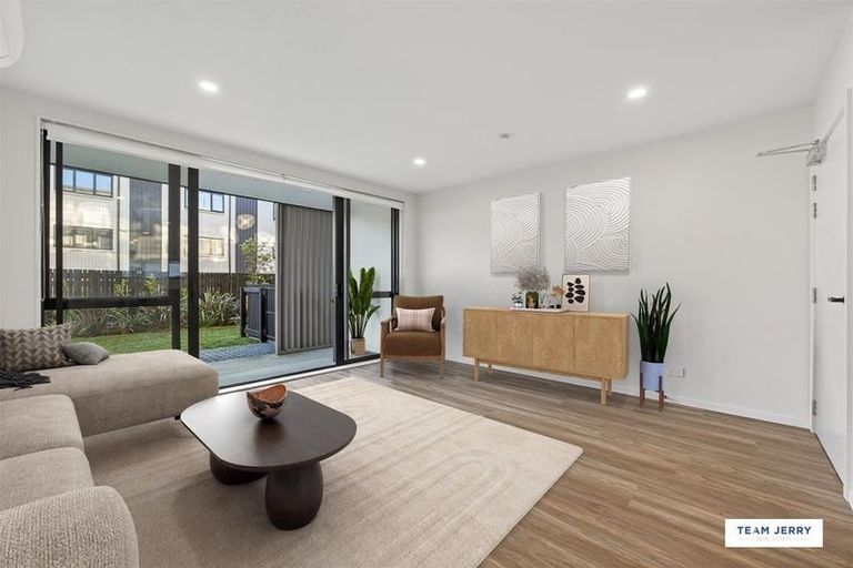 Photo of property in 2/5g Newelm Lane, Flat Bush, Auckland, 2019