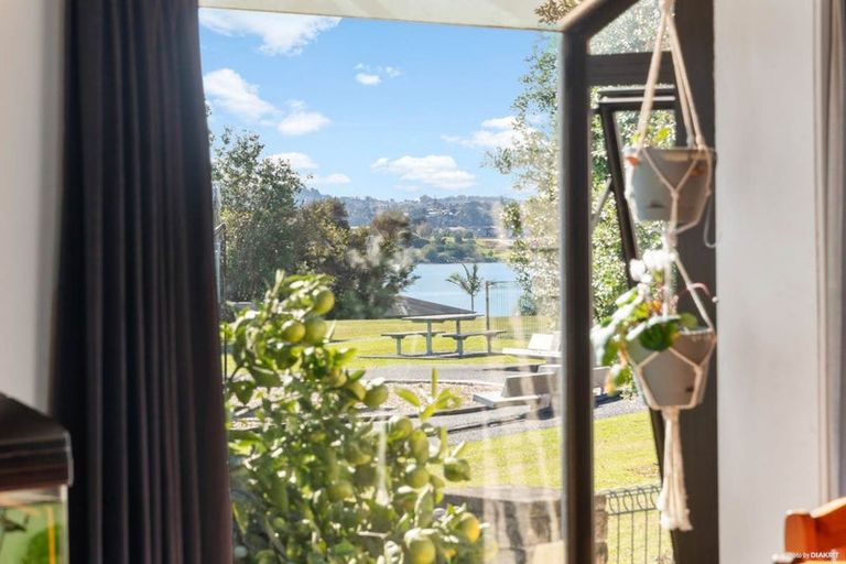 Photo of property in 102 Marina View Drive, West Harbour, Auckland, 0618