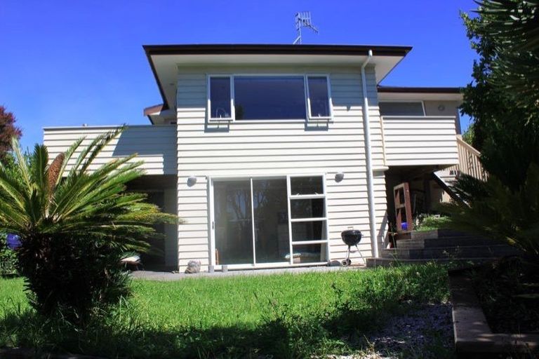 Photo of property in 583 Glenfield Road, Totara Vale, Auckland, 0629