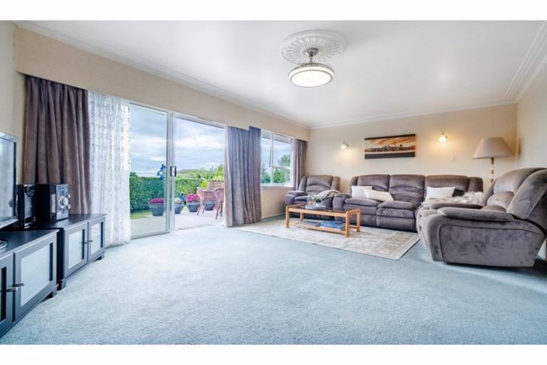 Photo of property in 17 Scanlen Terrace, Kelston, Auckland, 0602