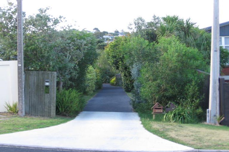 Photo of property in 27 Ellangowan Road, Waiake, Auckland, 0630