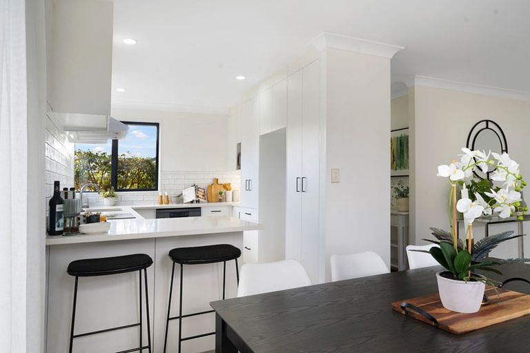 Photo of property in 8 Coupland Court, Glendene, Auckland, 0602