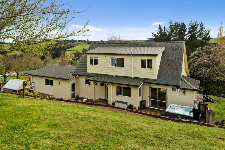 Photo of property in 21 Clifford Road, Pukekohe, 2678