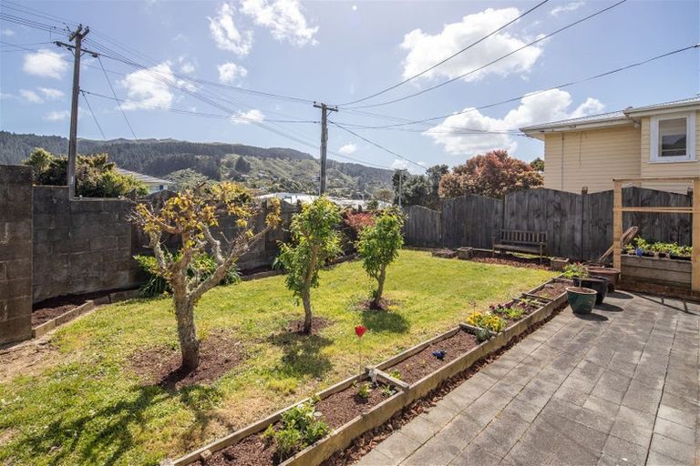 Photo of property in 52 Saint Johns Terrace, Tawa, Wellington, 5028