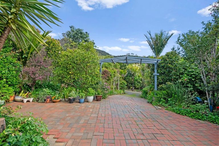 Photo of property in 100 Seaview Road, Piha, New Lynn, 0772