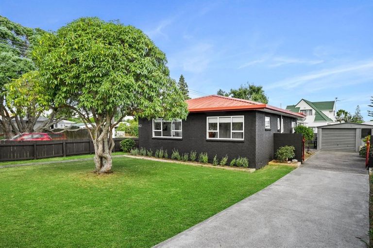 Photo of property in 42 Yeovil Road, Te Atatu Peninsula, Auckland, 0610
