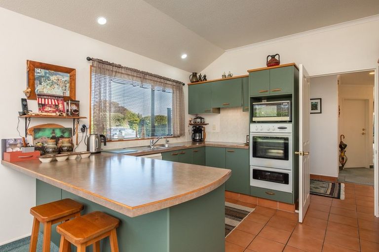 Photo of property in 2 Taranui Way, Paraparaumu Beach, Paraparaumu, 5032