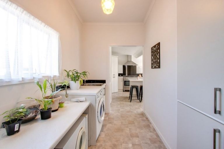 Photo of property in 28 Avenue Road, Greenmeadows, Napier, 4112