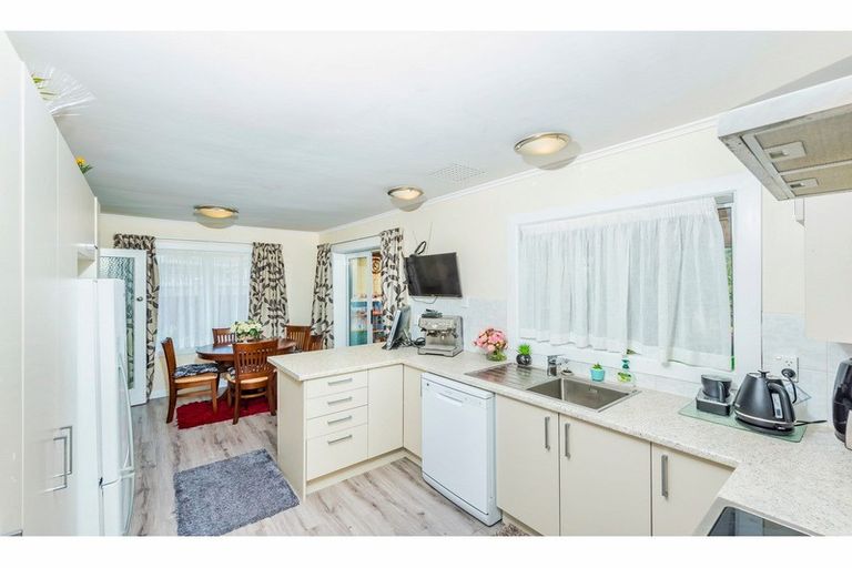 Photo of property in 14 Fairdene Avenue, Henderson, Auckland, 0610