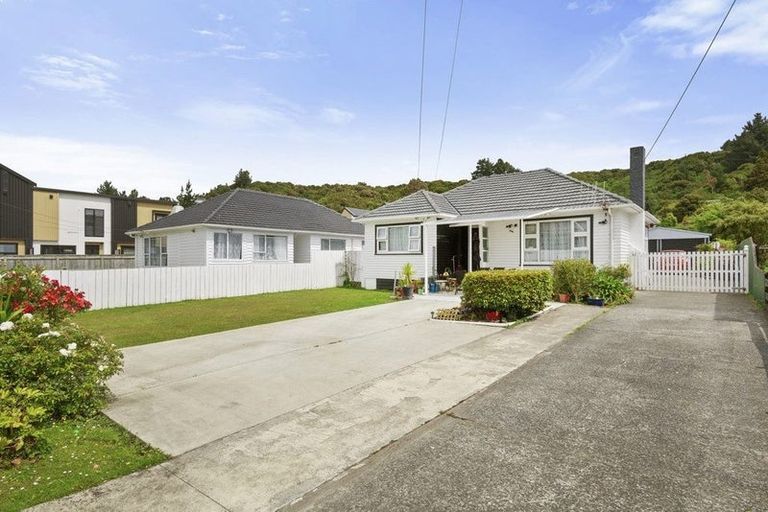 Photo of property in 11 Wainuiomata Road, Wainuiomata, Lower Hutt, 5014