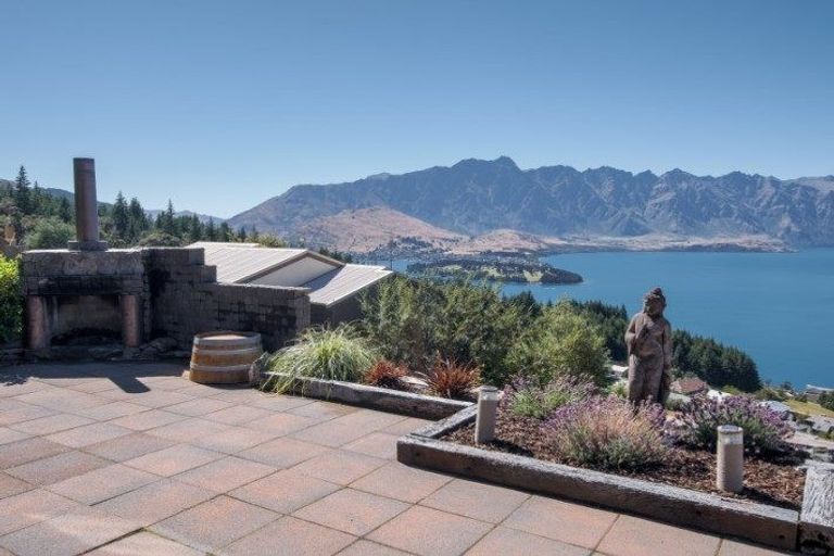 Photo of property in 136 Wynyard Crescent, Fernhill, Queenstown, 9300