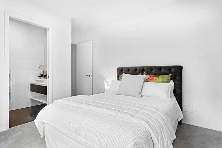 Photo of property in 2 Snowdon Road, Fendalton, Christchurch, 8052