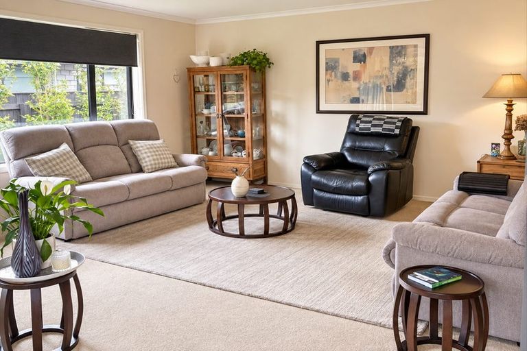 Photo of property in 2 Angus Place, Carterton, 5713