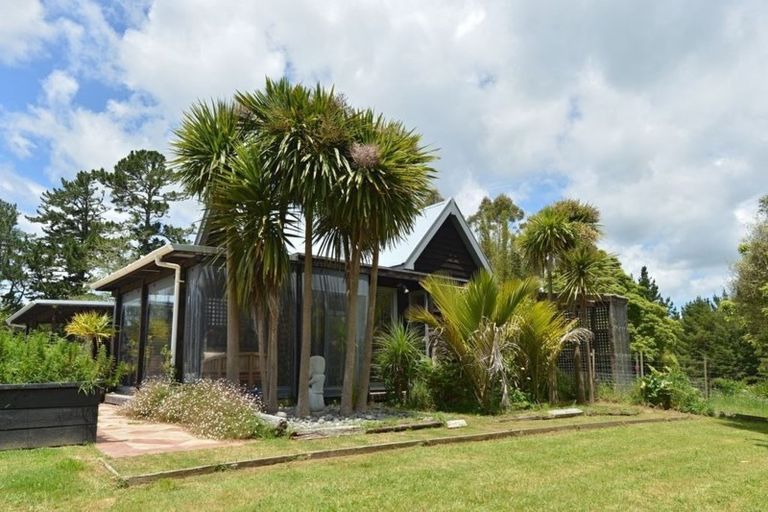 Photo of property in 305 Whananaki Road North, Opuawhanga, Hikurangi, 0181
