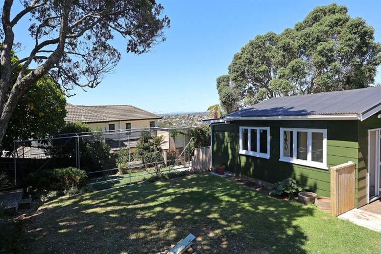 Photo of property in 4 Tasman Avenue, Henderson Valley, Auckland, 0614