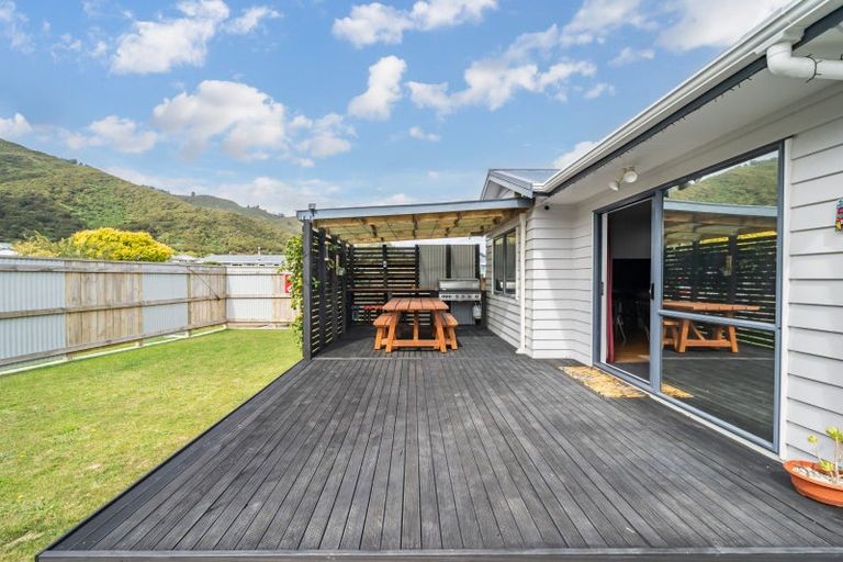 Photo of property in 5 Ashburn Road, Wainuiomata, Lower Hutt, 5014