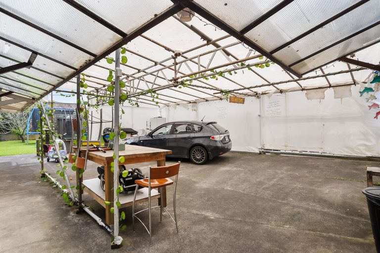 Photo of property in 75 Gossamer Drive, Pakuranga Heights, Auckland, 2010