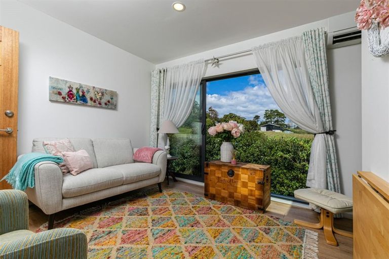 Photo of property in 22 View Ridge Drive, Ranui, Auckland, 0612