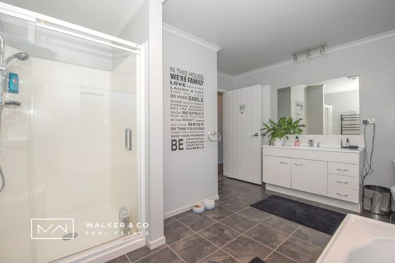 Photo of property in 22 James Nairn Grove, Riverstone Terraces, Upper Hutt, 5018