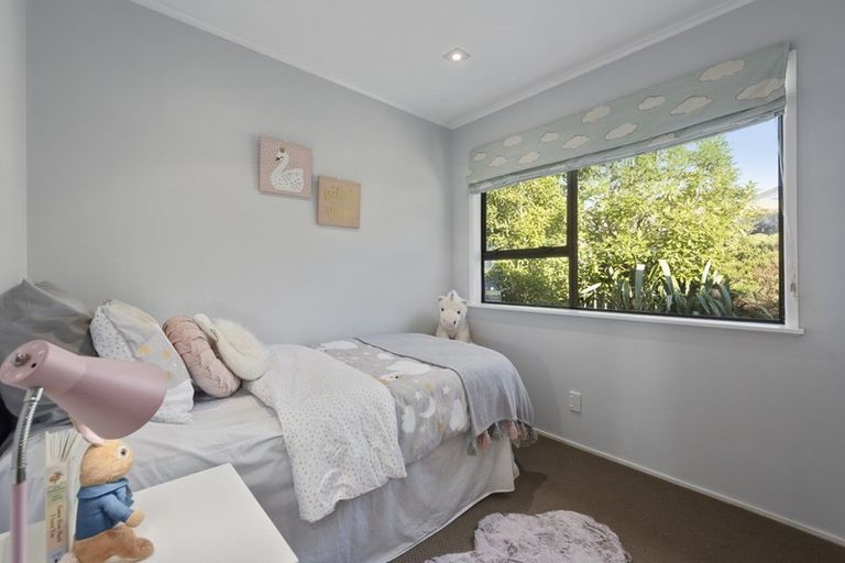 Photo of property in 23 Cheltenham Terrace, Newlands, Wellington, 6037