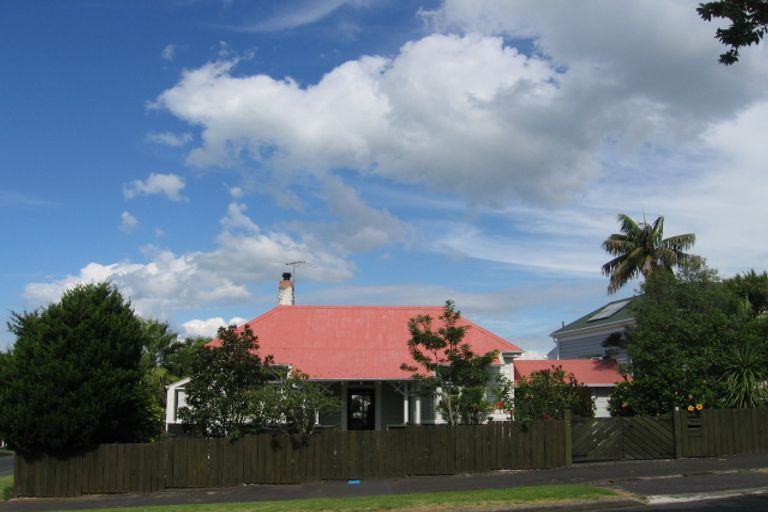 Photo of property in 8 William Bond Street, Stanley Point, Auckland, 0624