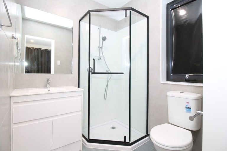 Photo of property in 4 Fruitvale Road, New Lynn, Auckland, 0600