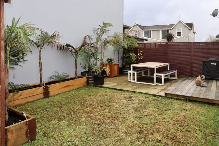 Photo of property in 11f Clearwater Cove, West Harbour, Auckland, 0618