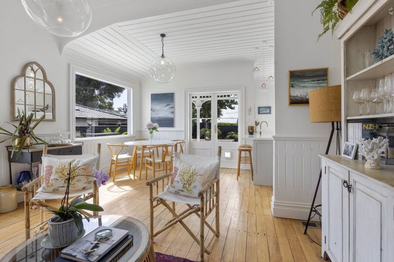 Photo of property in 329 Mangorei Road, Merrilands, New Plymouth, 4312