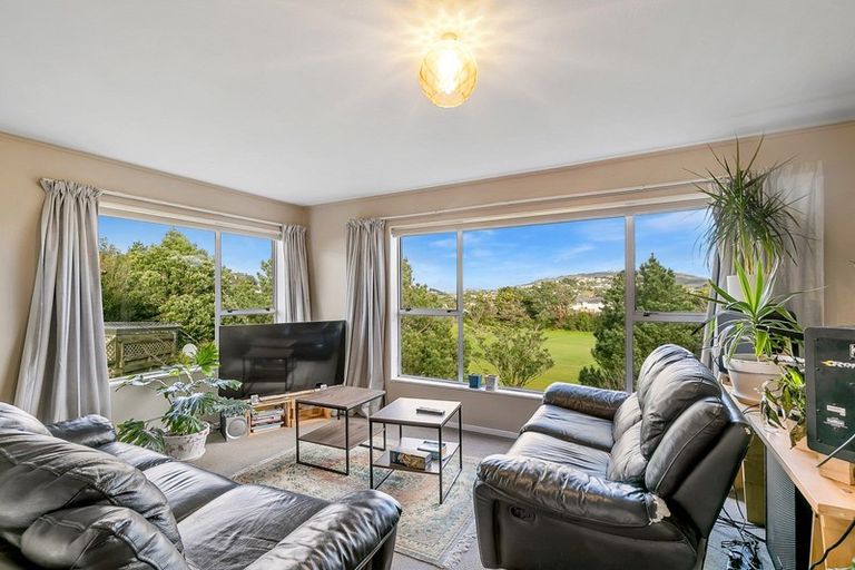 Photo of property in 15a Colchester Crescent, Newlands, Wellington, 6037