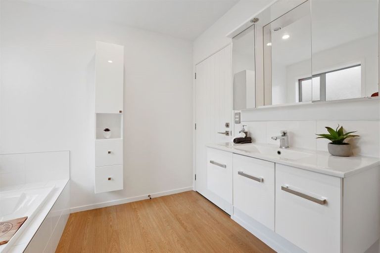 Photo of property in 6 Handley Crescent, Wigram, Christchurch, 8042