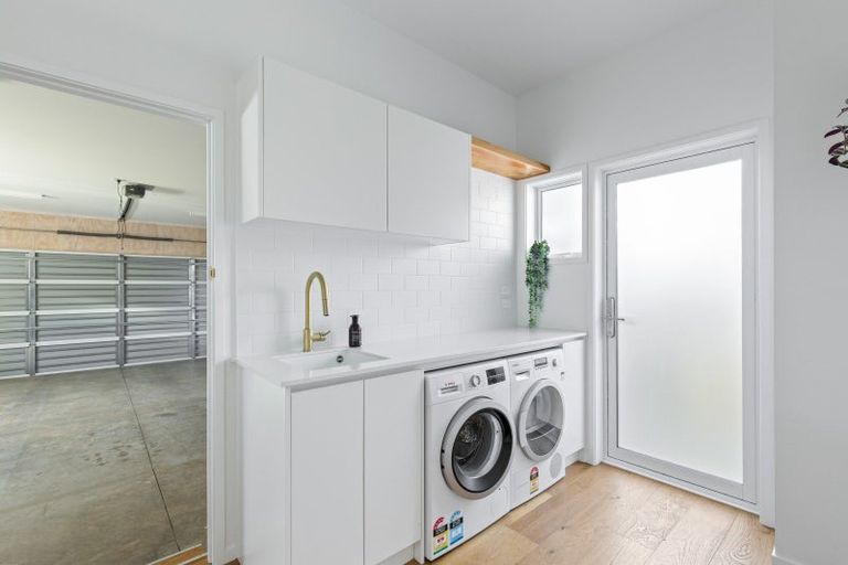 Photo of property in 12 Kowhai Street, Strandon, New Plymouth, 4312