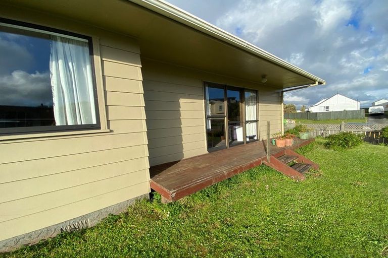 Photo of property in 75 Horokiwi Road West, Newlands, Wellington, 6037