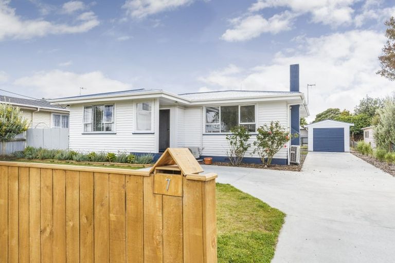 Photo of property in 7 Tararua Terrace, Cloverlea, Palmerston North, 4412