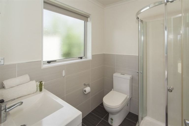 Photo of property in 106c Simpson Road, Henderson Valley, Auckland, 0614