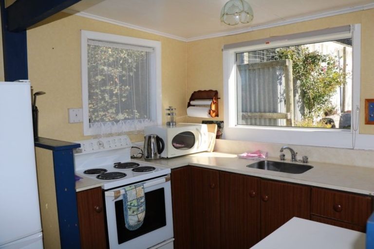 Photo of property in 2 Marine Terrace, Kaka Point, 9271